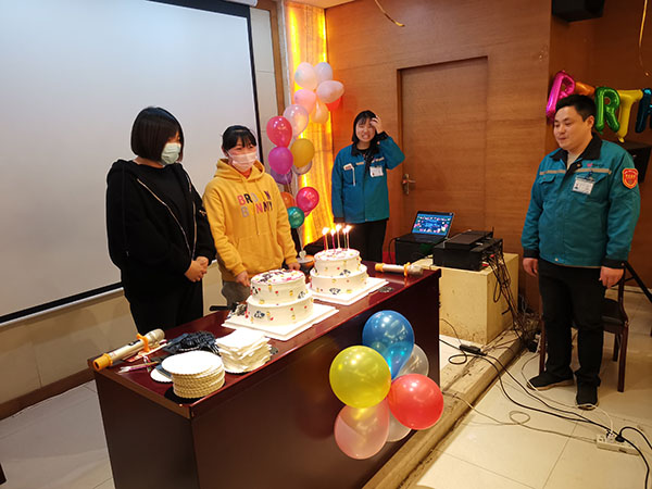 员工代表上台唱生日歌