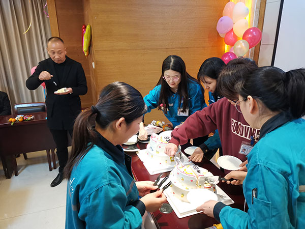 管理部同事为大家分发蛋糕